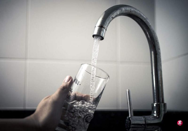 饮用水的价格将在2024年4月1日每立方米调高2角钱；2025年4月1日再调高3角钱，总增幅约18％。（档案照片）