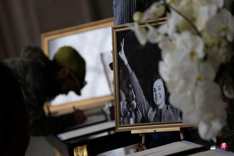 加州民主党参议员范斯坦逝世的消息传出后，民众到旧金山市政厅，在吊唁册上留言表达哀思。（路透社）