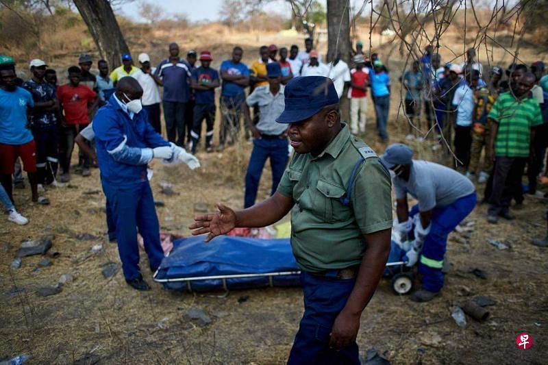 位于津巴布韦首都哈拉雷以西约100公里的切图古镇，星期五（9月29日）发生金矿坍塌事故，目前救援工作正在进行中，已找到六具遇难者遗体。（法新社）