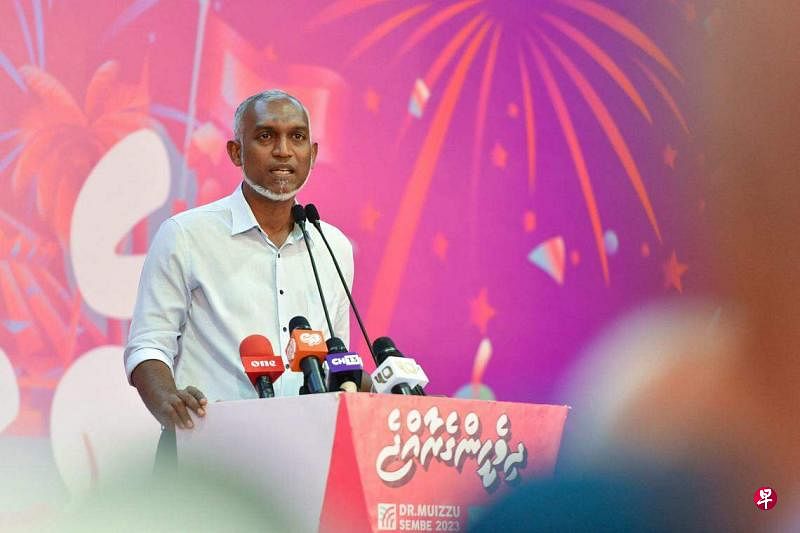 10月2日，穆伊祖在赢得马尔代夫总统选举后在马累向支持者发表讲话，称要遣返驻扎在马尔代夫的外国军队。（法新社）