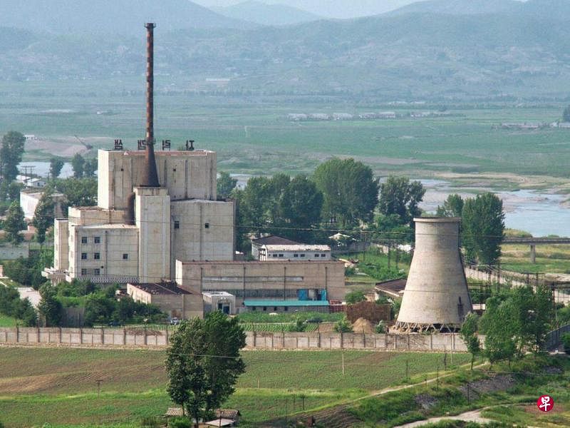 韩国发现朝鲜停运宁边核反应堆，可能在提取炸弹燃料。2008年6月27日的照片显示，在拆除冷却塔（右）之前的宁边核电站。（路透社）