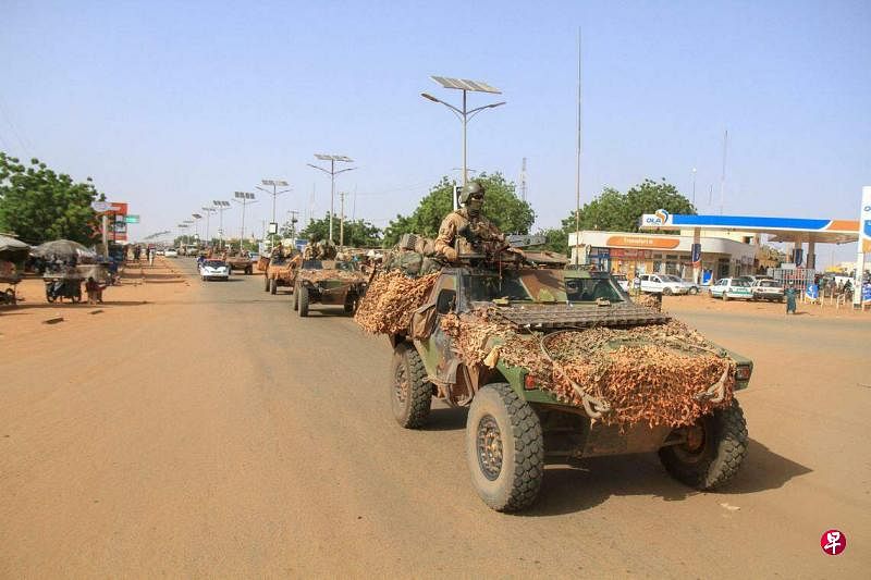 10月10日，法国第一批驻尼日尔军队准备撤离。（路透社）