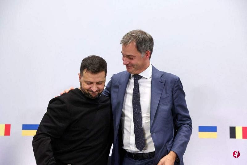 10月11日，乌克兰总统泽连斯基（左）在布鲁塞尔与比利时首相德克罗（Alexander De Croo，右）一起召开联合新闻发布会。（法新社）