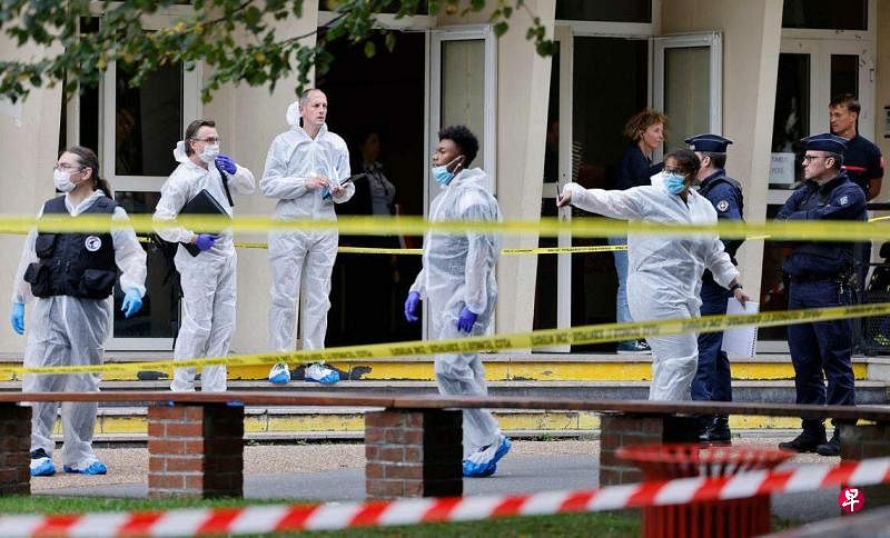 法国北部城市阿拉斯一所高中13日下午发生持刀袭击事件，造成一名教师死亡、三人重伤。法医人员到场搜证。（法新社）