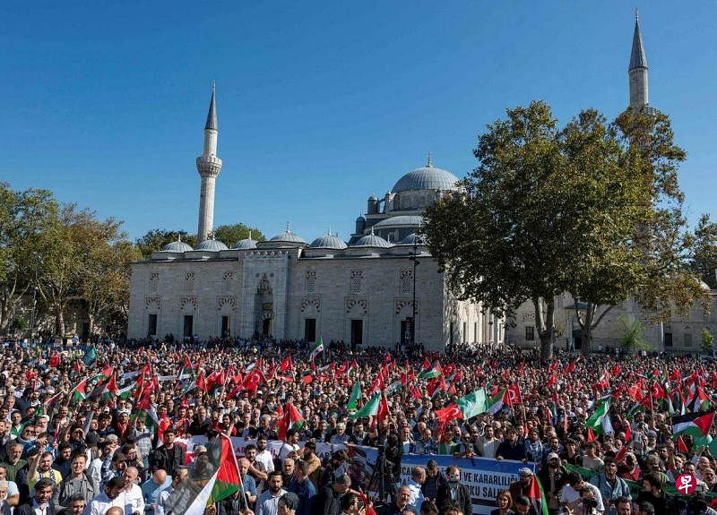 13日，土耳其示威者在周五祈祷后，聚集在伊斯坦布尔一回教堂外，以示团结一致支持巴勒斯坦人。（法新社）