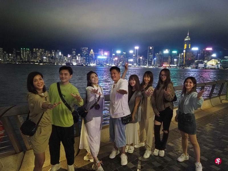 李南星（左四）带着旗下艺人宋怡霏（左起）、包勋评、黄怡媗、赖怡伶（右起）、宋修竹、陈欣淇、罗克敏游遍香港。（LNX Global提供）