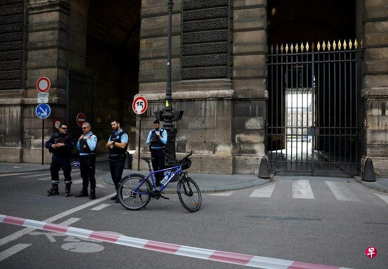 法国调动7000名士兵应对恐袭威胁。10月13日闭馆一天的罗浮宫也有警察驻守。（路透社）
