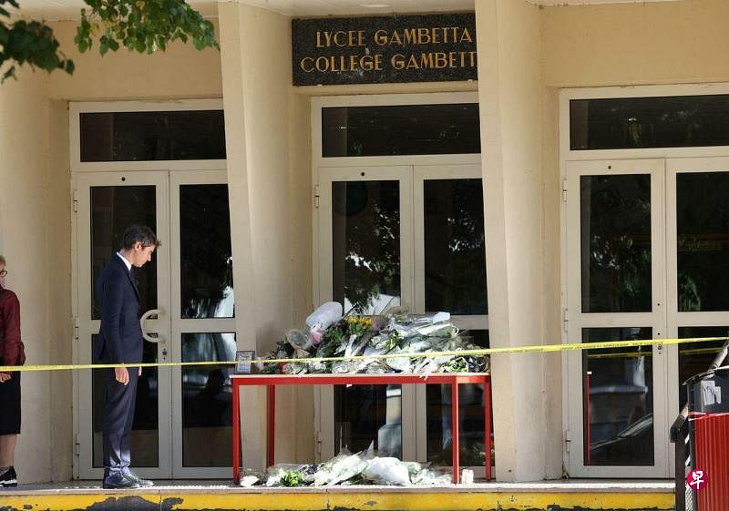 10月14日，法国教育和青年部长在阿拉斯发生刺杀事件的学校献花。57岁的法语教师伯纳德上星期五（13日）在这所学校被一名来自俄罗斯车臣的青年刺死。（法新社）