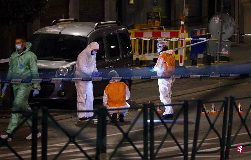两名瑞典公民16日晚在布鲁塞尔市中心遭枪击身亡，法医人员在现场采集证据。（法新社）