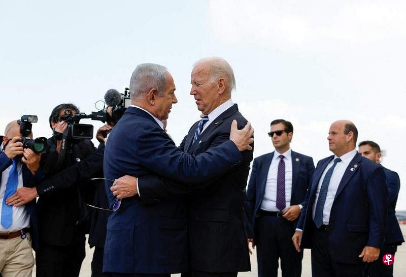 美国总统拜登（右）星期三（10月18日）下午抵达以色列时，以色列总理内坦亚胡（左）用双臂楼住拜登表示欢迎。（路透社）