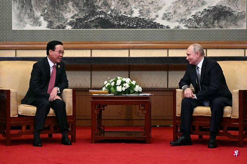 10月17日，俄罗斯总统普京（右）在中国北京出席第三届“一带一路”国际合作高峰论坛期间，与越南国家主席武文赏（右）会面。（法新社）