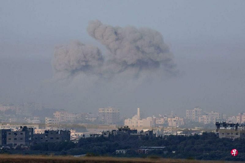 加沙地带北部18日持续受到以色列轰炸，天空中涌现滚滚浓烟。（法新社）