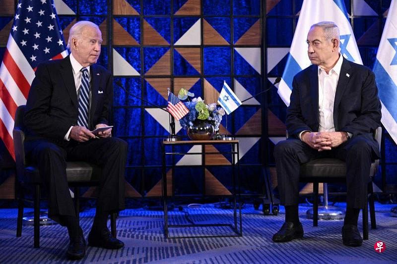 10月18日，美国总统拜登（左）飞抵以色列与以总理内坦亚胡（右）在特拉维夫一家酒店内召开双边会晤。（法新社）