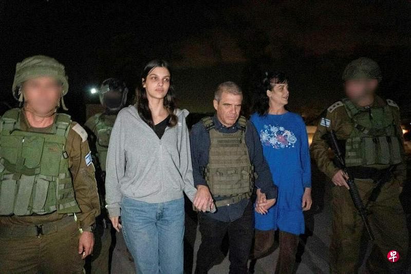 17岁的娜塔莉（左二）和母亲朱迪斯·拉阿南（右二），20日安全抵达以色列中部一军事基地。（路透社）