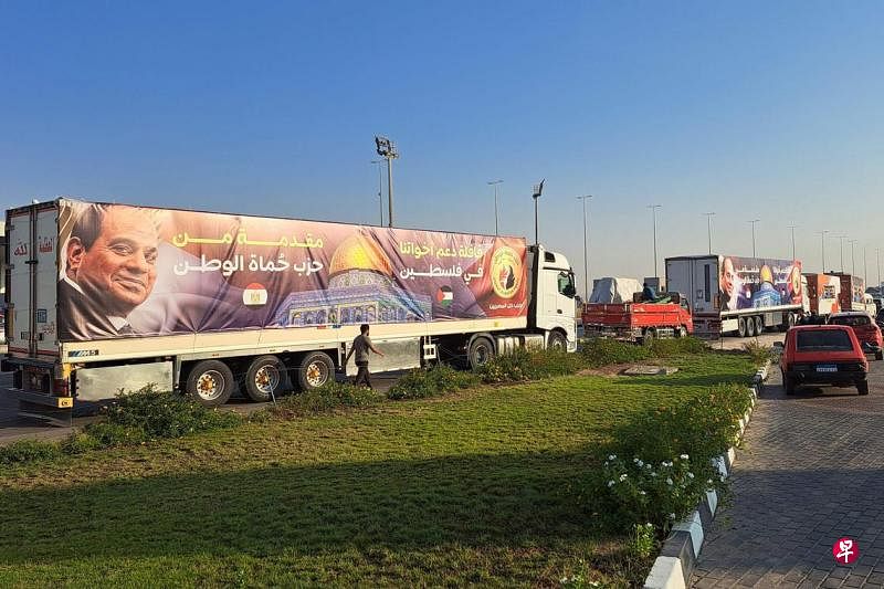 安全消息人士和埃及红新月会官员说，从埃及运载人道主义救援物资的卡车，21日上午开始进入加沙地带。（法新社）