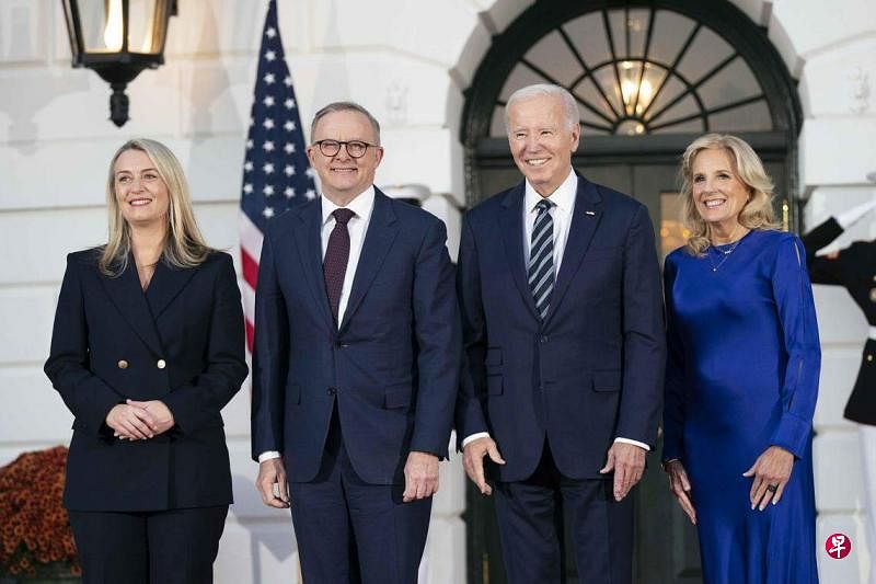 澳洲总理阿尔巴尼斯24日携伴侣海顿到白宫访问，美国总统拜登和第一夫人吉尔亲自迎接。（彭博社）