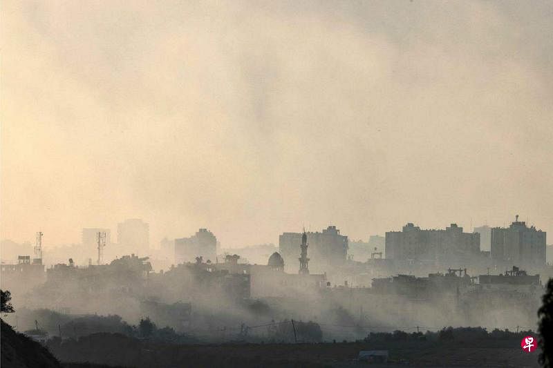 到目前为止，美国官员已经说服以色列方暂缓行动，最早于本周晚些时候安置好这些设备，之后再发动攻势。照片摄于10月25日，以色列发动空袭后，加沙地带北部冒出浓烟。（法新社）
