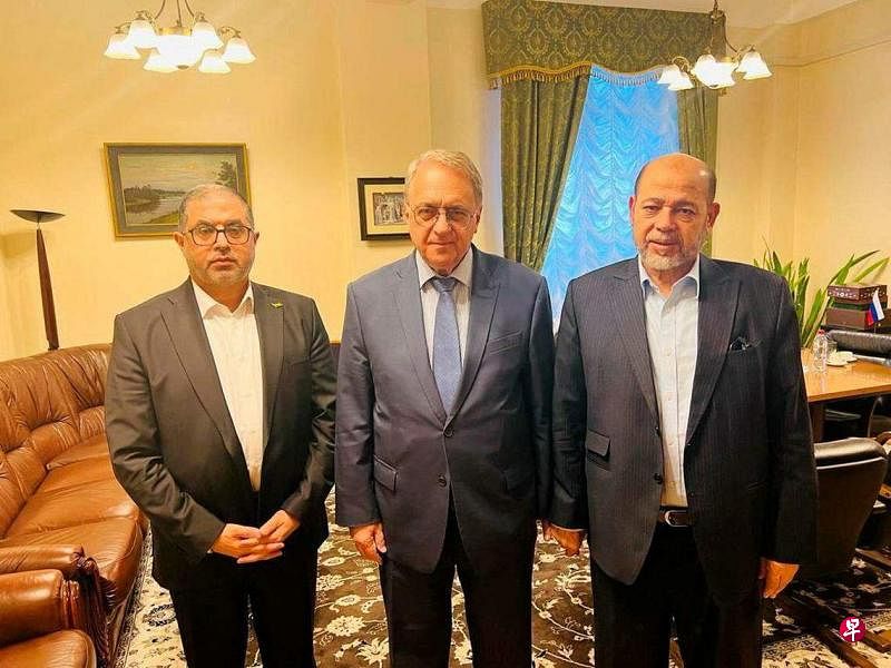 俄罗斯26日发布一张照片，显示哈马斯高官纳伊姆（左）和马尔祖克（右），与俄外交部副部长博格丹诺夫（中）在莫斯科某处会面。（路透社）