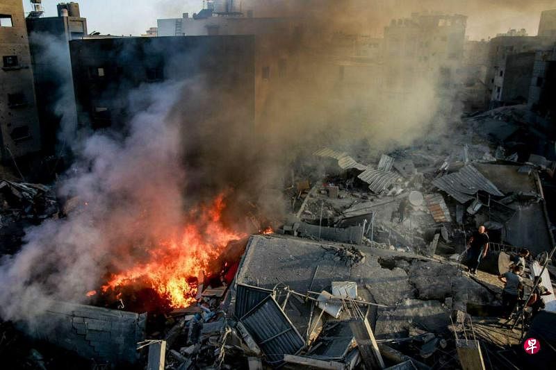 另据加沙卫生部星期五晚间发布的最新数据，自10月7日冲突爆发以来，已有7326名巴勒斯坦人遇袭死亡。图为加沙一栋被导弹夷为平地的建筑废墟。（法新社）