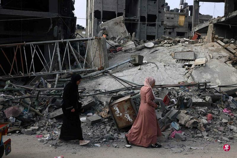 以哈冲突已进入第22天，加沙地带本周五（10月27日）断网，电信服务也被切断，星期天（29日）凌晨开始恢复。持续遭受轰炸的加沙已满目疮痍，南部与埃及交界的拉法市也未幸免，建筑被炸成废墟。（法新社）