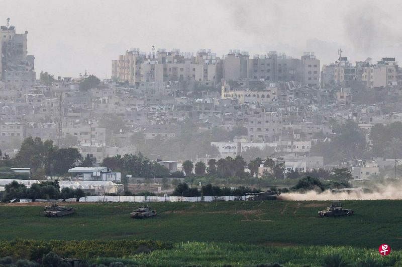 以色列10月29日公布的照片显示以色列坦克进入加沙地带。（路透社）
