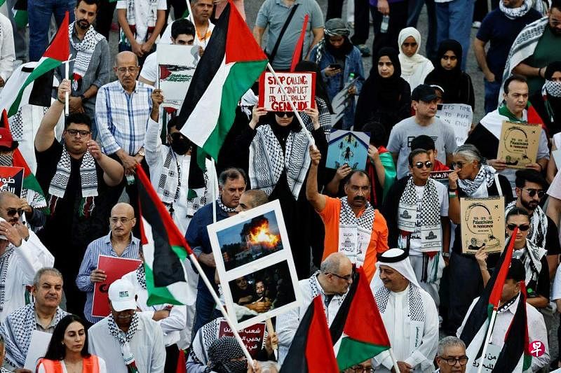 图为10月27日抗议民众在巴林麦纳麦举着旗帜支持巴勒斯坦人，并高喊反以色列口号。（路透社）