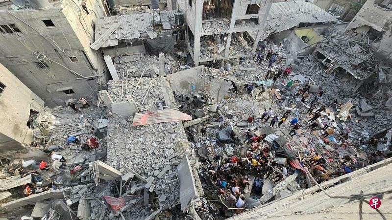 以军在过去两天对加沙北部的贾巴利亚难民营实施两轮轰炸，当地大片建筑被炸成废墟，搜救工作仍在继续。哈马斯星期四（11月2日）说，两场空袭已造成195人死亡、700多人受伤。（路透社）