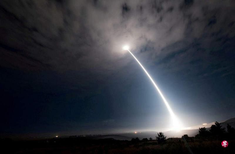 美国目前在怀俄明州、蒙大拿州和北达科他州的空军基地部署了400枚民兵三型洲际弹道导弹。图为美军于2017年8月2日在加州范登堡空军基地发射民兵三型洲际弹道导弹。（路透社）