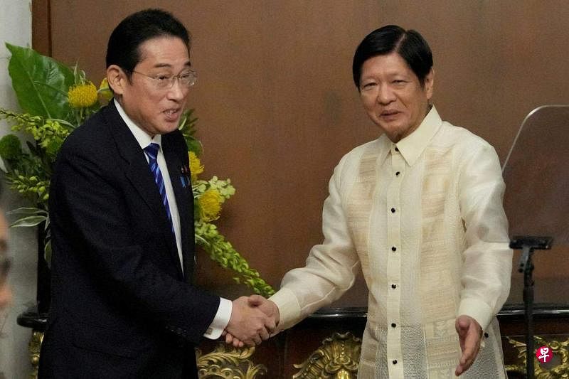 菲律宾总统小马可斯（右）11月3日在马尼拉的马拉卡南宫同到访的日本首相岸田文雄会晤。（路透社）
