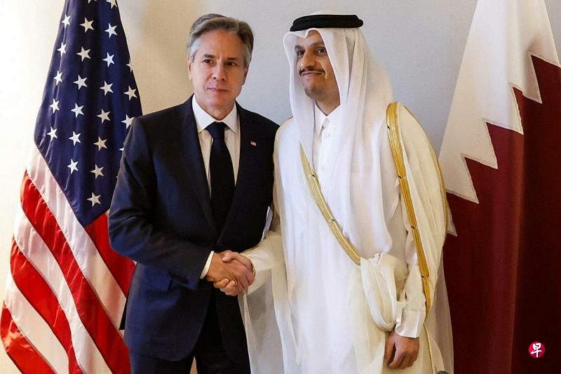 美国国务卿布林肯（左）11月4日在约旦首都安曼与卡塔尔首相兼外交部长穆罕默德会晤。（路透社）