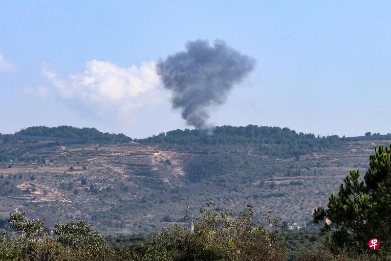 11月3日，以军朝黎巴嫩南部边境发动炮袭后，阿尔布斯坦村（Al-Bustan）附近的一座小山上升起了滚滚浓烟。（法新社）