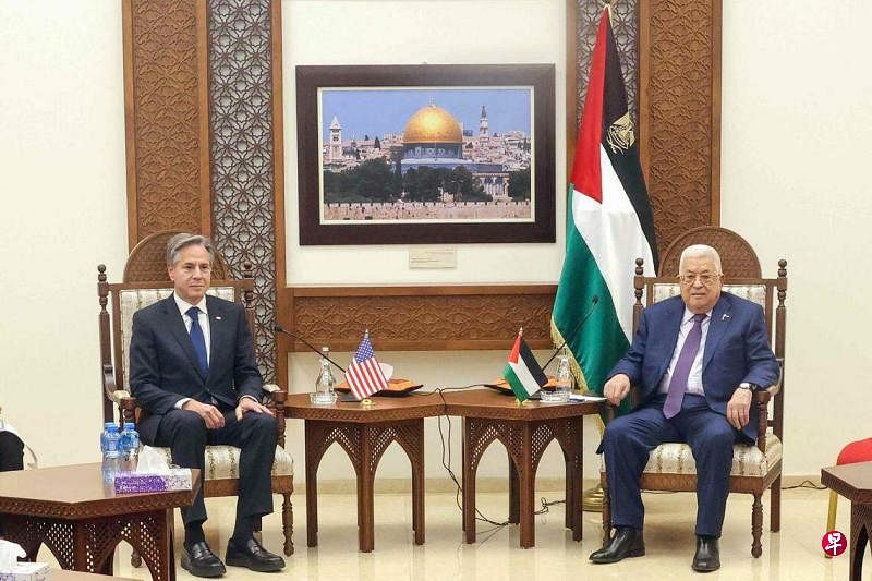 巴勒斯坦权力机构新闻办公室（PPO）提供的照片显示，美国国务卿布林肯（左）星期天（11月5日）在约旦河西岸与巴勒斯坦总统阿巴斯（右）会面。（法新社）