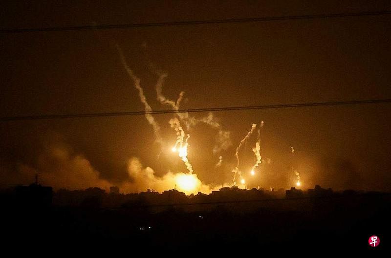 以军星期天（11月5日）晚上对加沙北地区展开猛烈轰炸，火光和爆炸染红了加沙的夜空。（路透社）