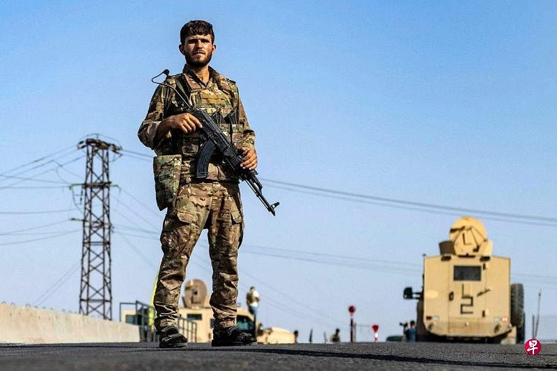 叙利亚库尔德武装叙利亚民主力量的一名战士9月4日在叙利亚东部城市代尔祖尔站岗。（法新社档案照片）