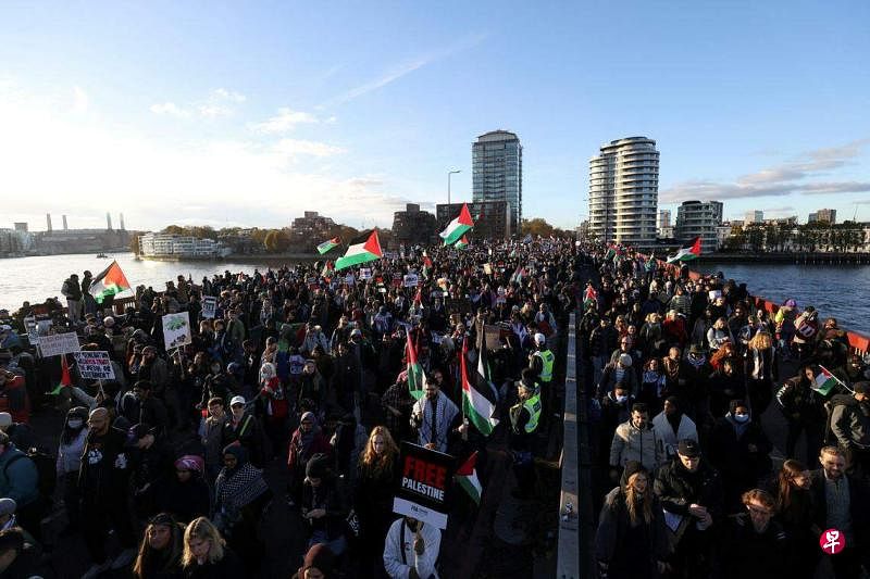当地时间星期六（11月11日），伦敦30多万人游行示威，呼吁以哈冲突立即停火，并声援加沙地带的巴勒斯坦人。图为游行队伍经过沃克斯豪尔桥（Vauxhall Bridge）。（路透社）