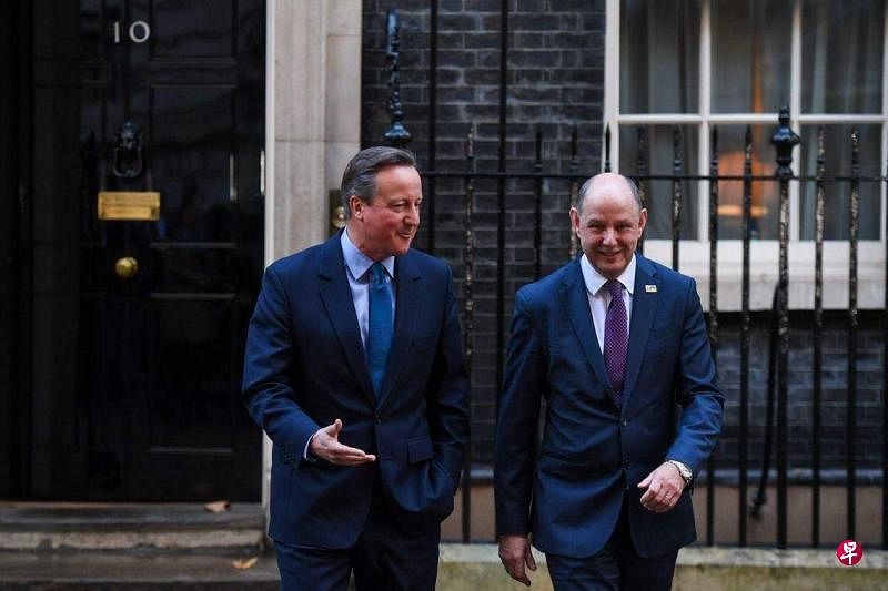 11月13日，英国前首相卡梅伦（左）离开唐宁街10号。卡梅伦星期一被苏纳克任命为外交大臣。（彭博社）