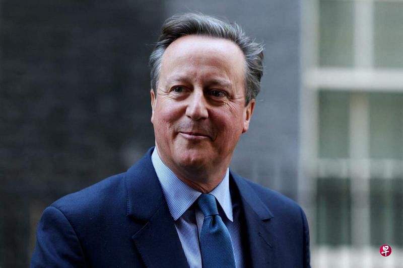 英国首相办公室星期一（11月13日）宣布，前首相卡梅伦被任命为外长，接替克莱弗利。（路透社）