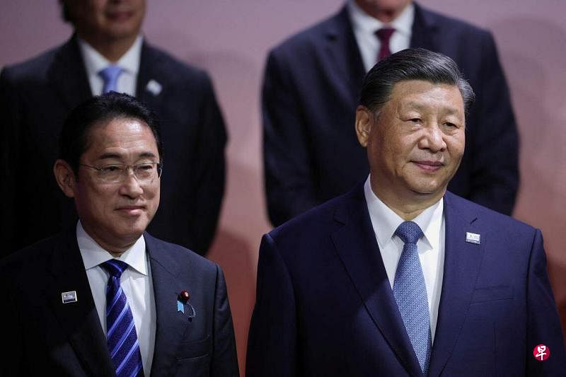 11月16日，出席APEC首席执行官峰会全体会议的领导人拍了团体照，岸田文雄就站在习近平旁边。（路透社）