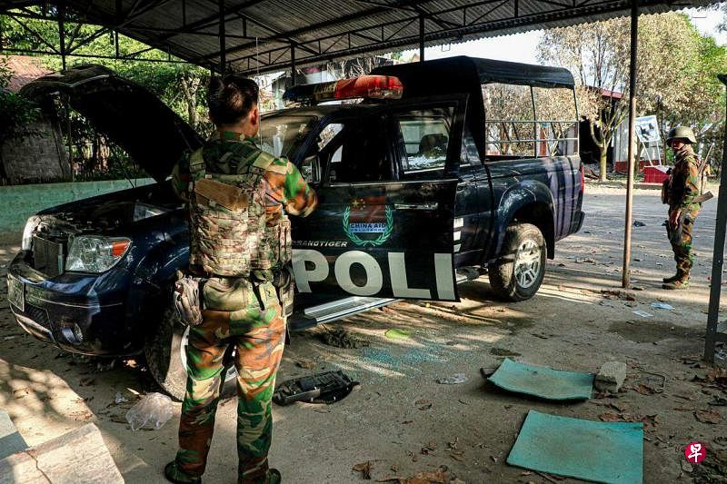 缅甸军方11月12日宣布，在掸邦八个镇实施军事管制。图为德昂民族解放军（TNLA）在掸邦南钦镇站岗。（法新社）