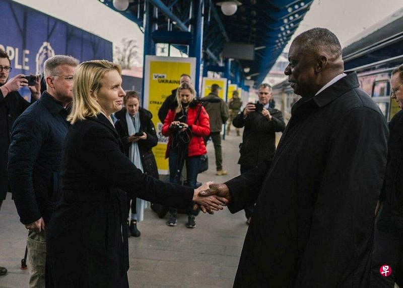 11月20日，美国国防部长奥斯汀（右）在抵达乌克兰基辅时受到欢迎。（路透社）