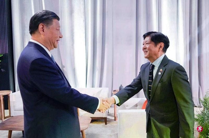 11月17日，菲律宾总统小马可斯在美国旧金山与中国国家主席习近平会面，寻求制定缓解南中国海紧张局势的机制。（取自小马可斯脸书）