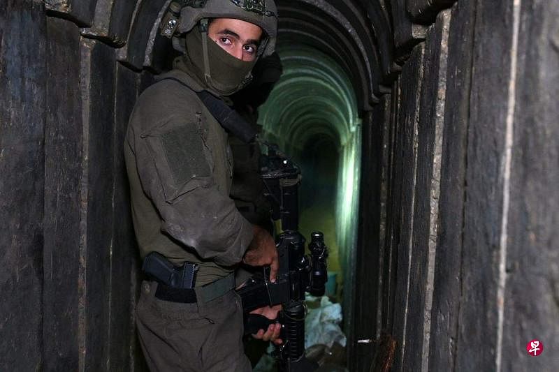 以色列士兵星期二（22日）向媒体公开加沙最大的希法医院的地下隧道，指这是哈马斯挖掘的隧道。（法新社）