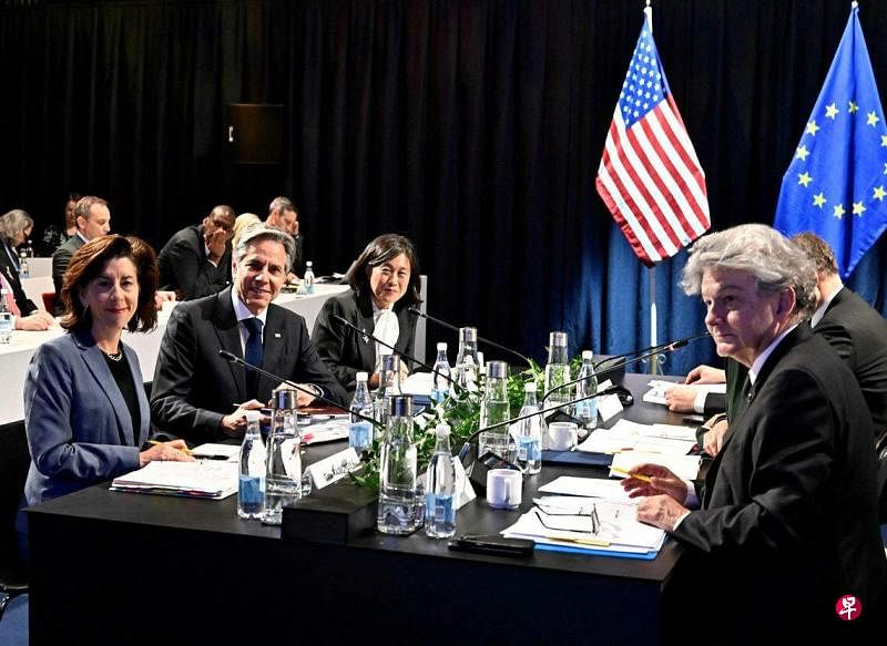 5月31日，（左1至3）美国商务部长雷蒙多、国务卿布林肯和美国贸易代表戴琪，与欧盟委员会内部市场专员布雷顿（右1）在瑞典吕勒奥举行会议。（路透社）