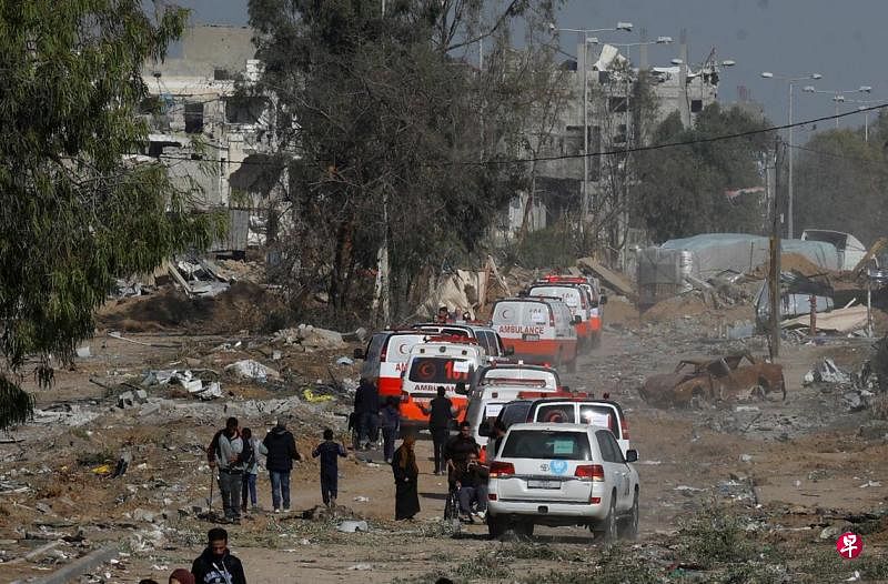 以哈停火首日后，一支救护车队和一辆联合国卡车驶向加沙地带北部。（路透社）