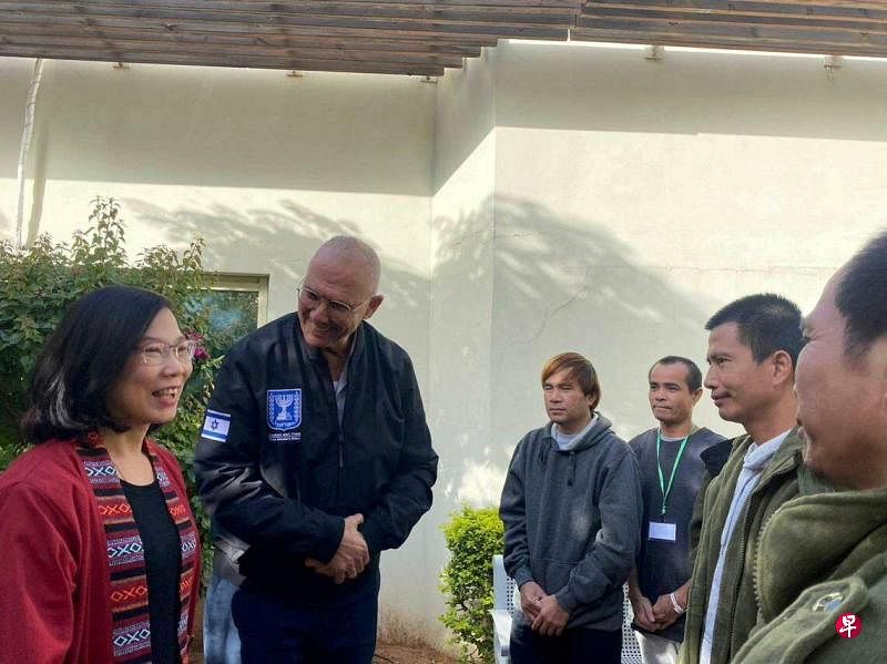 泰国驻以色列大使潘纳巴（左一）11月26日在特拉维夫东南部一医疗中心，与获释的泰国公民见面。左二为以色列总理办公室主任谢利。（路透社）