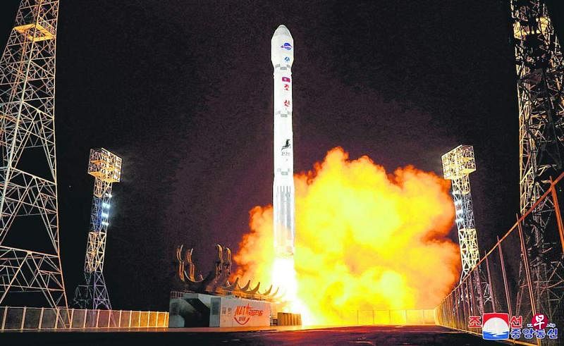 朝鲜11月21日晚发射一枚军事侦察卫星，并宣布成功将卫星送上地球轨道，还收到美国关岛基地的卫星照片。（路透社）