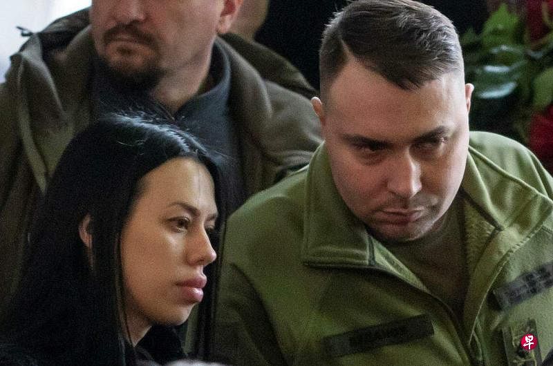 今年1月，乌克兰军事情报局局长布达诺夫（右）和妻子布达诺娃（左）一同出席悼念仪式，悼念在直升机坠毁事件中罹难的乌克兰内政部长、副部长和官员。（路透社）