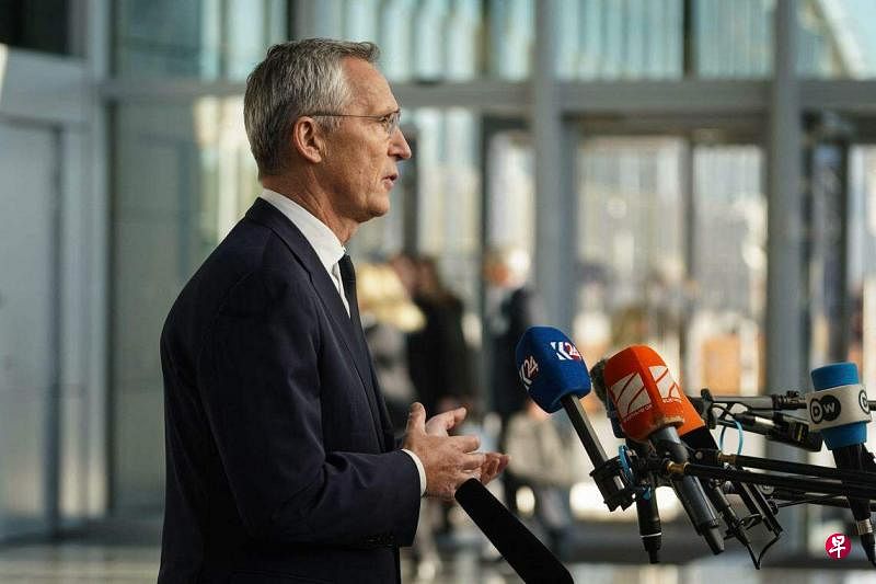 11月28日，北约秘书长斯托尔滕贝格在布鲁塞尔出席北约外长会议前发表讲话。（法新社）