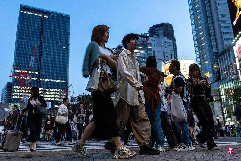在物价飙升的情况下，为确保劳动力不受影响，许多日本企业被迫加薪。据悉，计划在年内实施加薪的企业占比高达89.1%。（法新社）