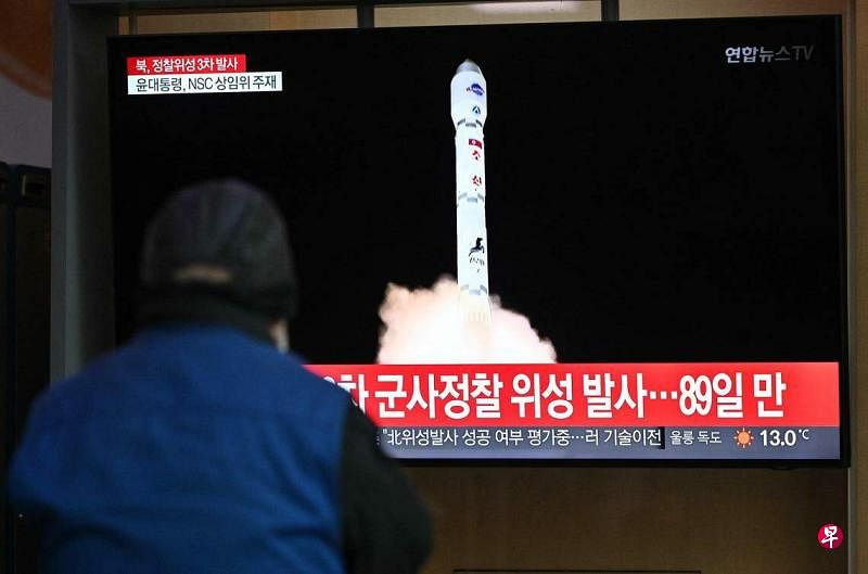 因天气原因，韩国将发射首颗军事侦查卫星的时间推迟至12月2日。图为11月22日韩国首尔火车站内播放朝鲜在21日晚发射侦察卫星的画面。（法新社）